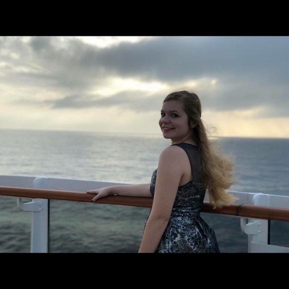 Meet your Posher, Hannah - Picture 2 of 8